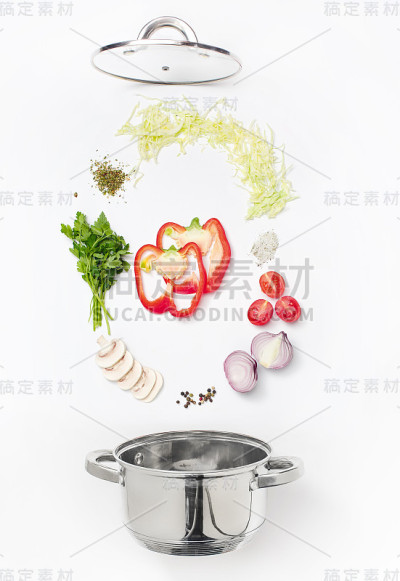 什锦新鲜蔬菜落在碗里，白色的背景
