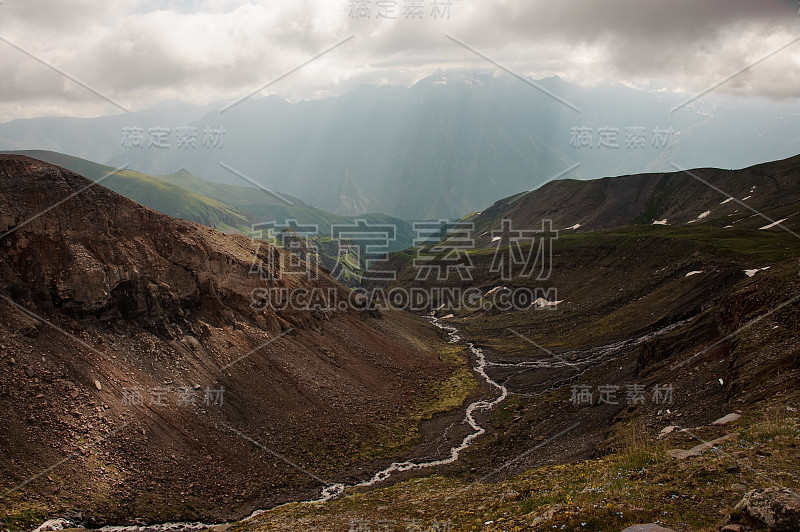 黑暗的风景，小山和小河