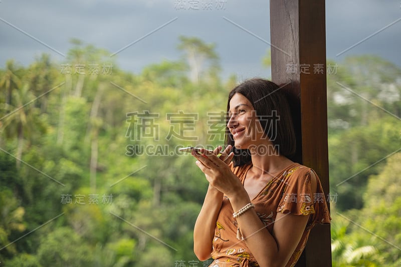 快乐的女孩在雨前享受大自然