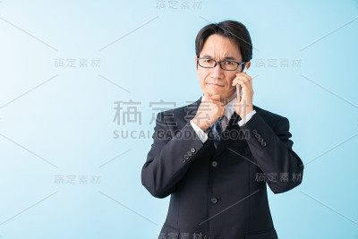中年商人在电话里说，