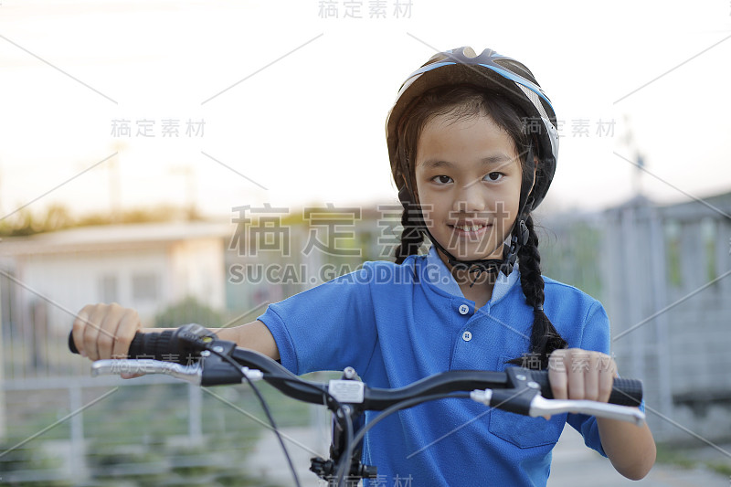 带着折叠自行车的小女孩。