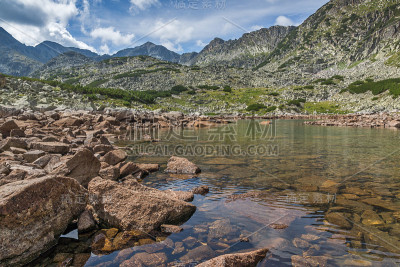 瑞拉山，穆萨伦斯基湖的清澈湖水