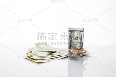 用绳子绑着美元和百元钞票