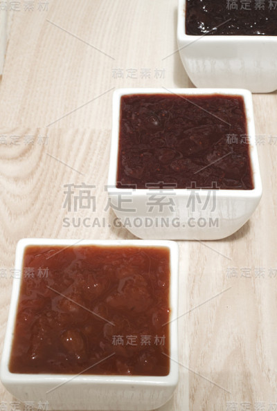 不同杯子里的果酱