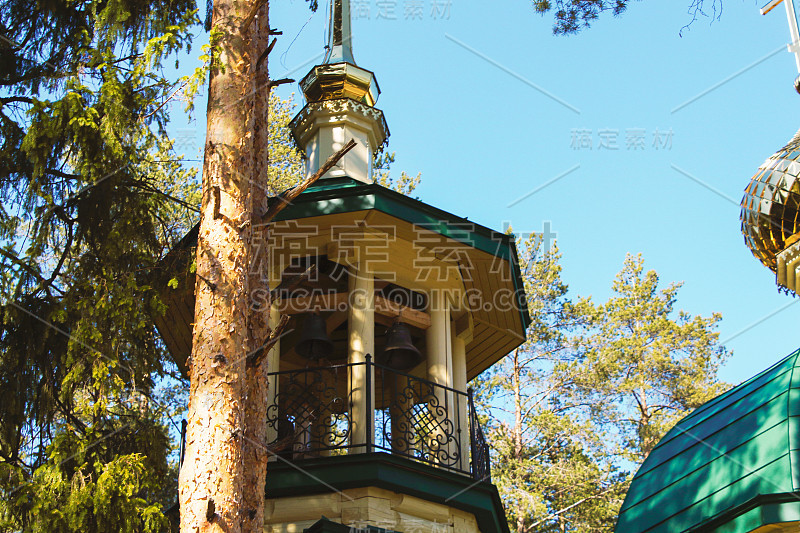 金色圆顶上有十字架的圣殿教堂小教堂小屋，一个宗教基督教建筑的原木与翠绿的瓷砖底部景观