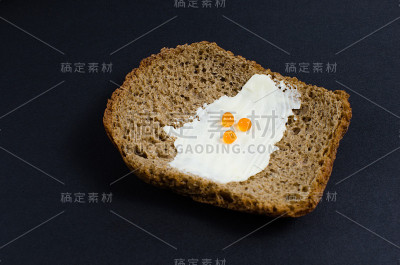 抹了油和红鱼子酱的面包片
