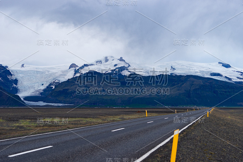 风景优美，道路优美，高山有冰川和雪峰