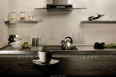 美丽的现代厨房里的一杯咖啡