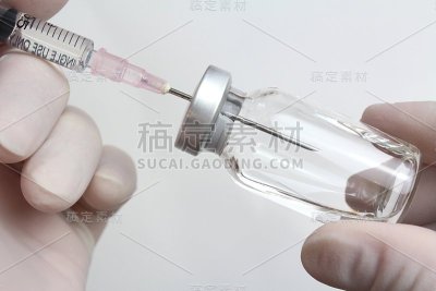 装满药瓶和注射器