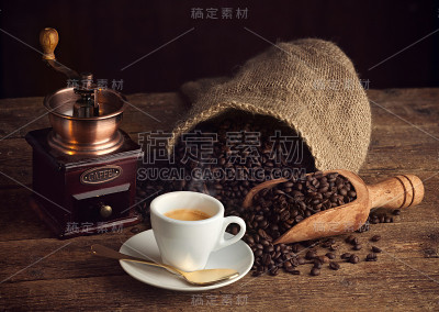 用旧磨咖啡机的浓缩咖啡