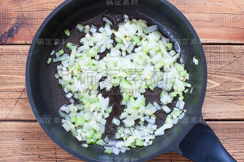 一步一步的煮香辣肉酱，第三步，烤洋葱，大蒜和芹菜，俯视图，横向