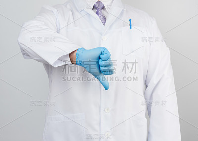 医生穿着一件有纽扣的白大褂，用手做了一个不喜欢的手势