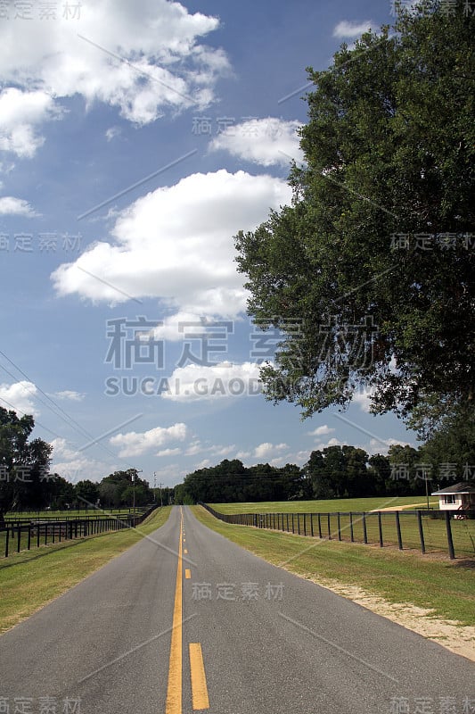 一条空无一人的道路，黄线和美丽的天空