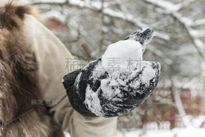 拿雪球