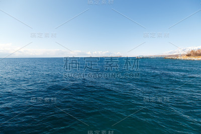 冬天的海滩。蓝色清澈的海水。从大海到海岸的景色。吉尔吉斯斯坦