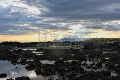 海中的山