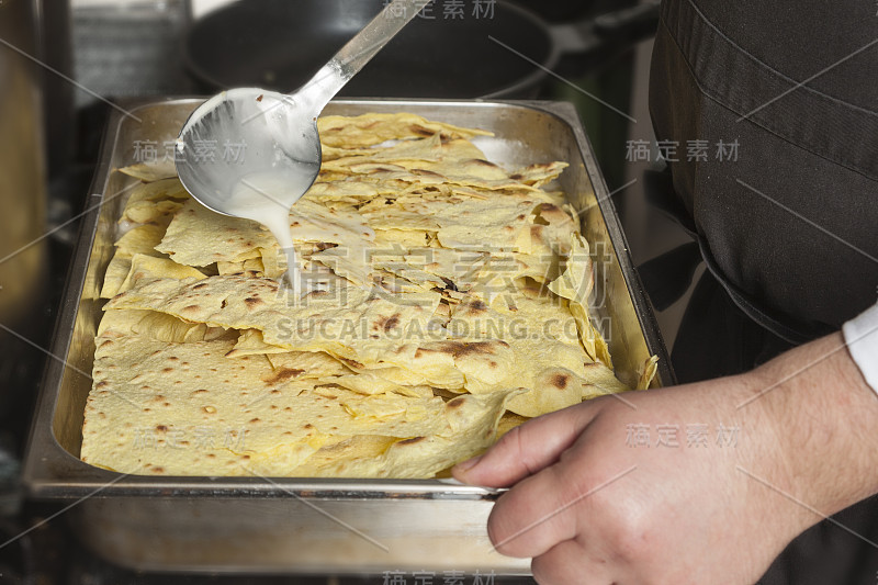 厨师在厨房做饭