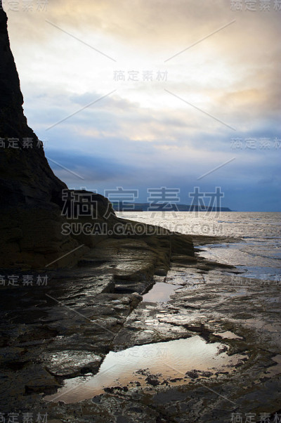 Saltwick Nab戏剧性的天空。