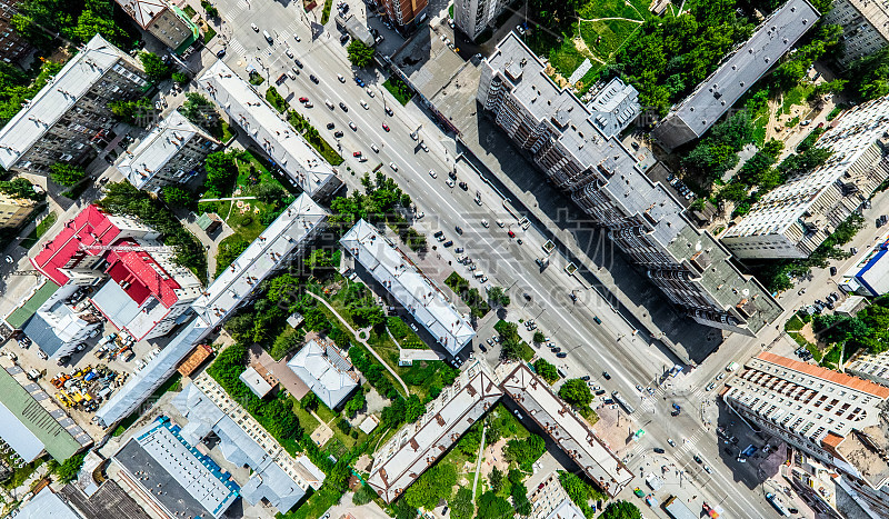 空中城市景观与十字路口和道路