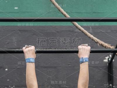 女子手握杆在健身房训练