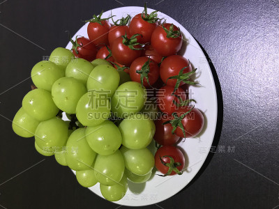 白菜里有绿葡萄和红樱桃番茄
