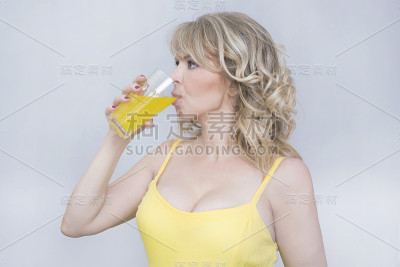 金发美女喝酒
