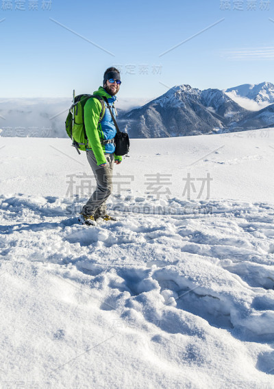 山中小径上的徒步旅行者。