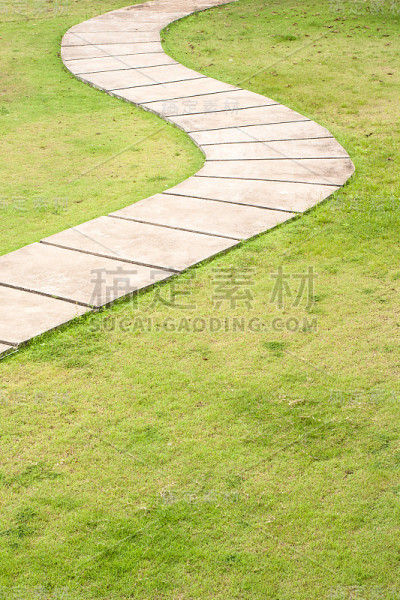 花园里的水泥小路。