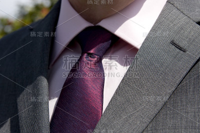 紫色的领带。