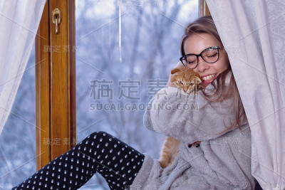 女孩拥抱了小猫