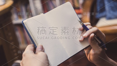 在他手中读书的人。