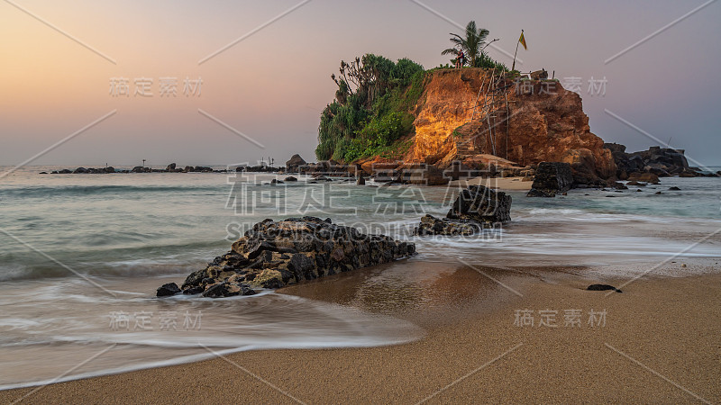 夏天美丽的海景，来自斯里兰卡的米瑞萨-粉红色的天空在日落，温暖的海