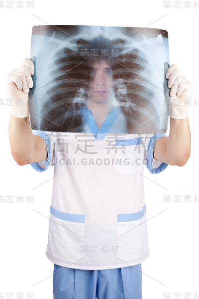 医生正在看肺部的x光照片