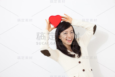 拿着心形盒子的女人
