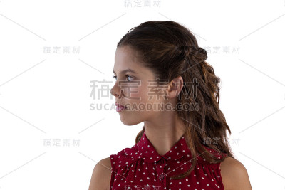 白色背景下的少女