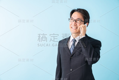 在电话里说话的中年商人