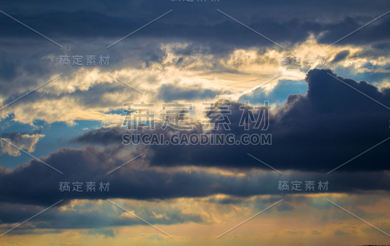 阳光普照的暴风雨天空。日落与雨云的景象。