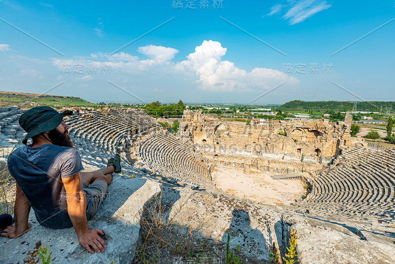 土耳其安塔利亚阿克苏- 2018年8月5日。佩尔吉古城和遗址的徒步旅行者。