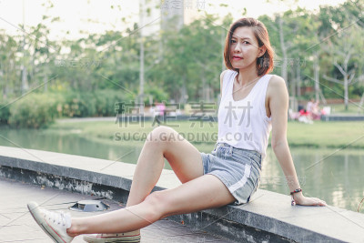 坐在公园桥上的女人