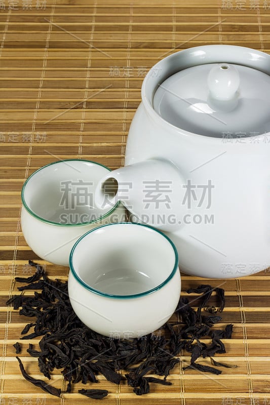 用茶叶泡的茶杯