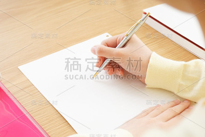 年轻女子在家学习