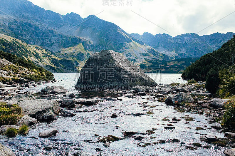 波兰Zakopane山区的河流和大石头