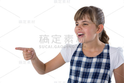 可爱的女孩在白色的背景下打手势