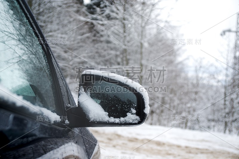 汽车后视镜在冬天会下雪。