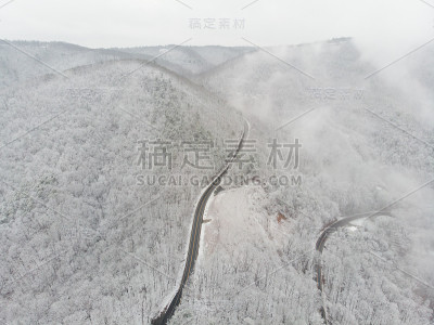 鸟瞰图蜿蜒的北卡罗莱纳州山路在雪