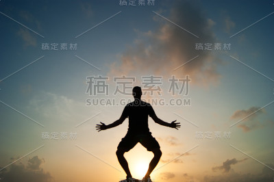这个人在石头上花了不少钱，远远望去