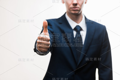 西装商人的选择性焦点显示拇指孤立在白色