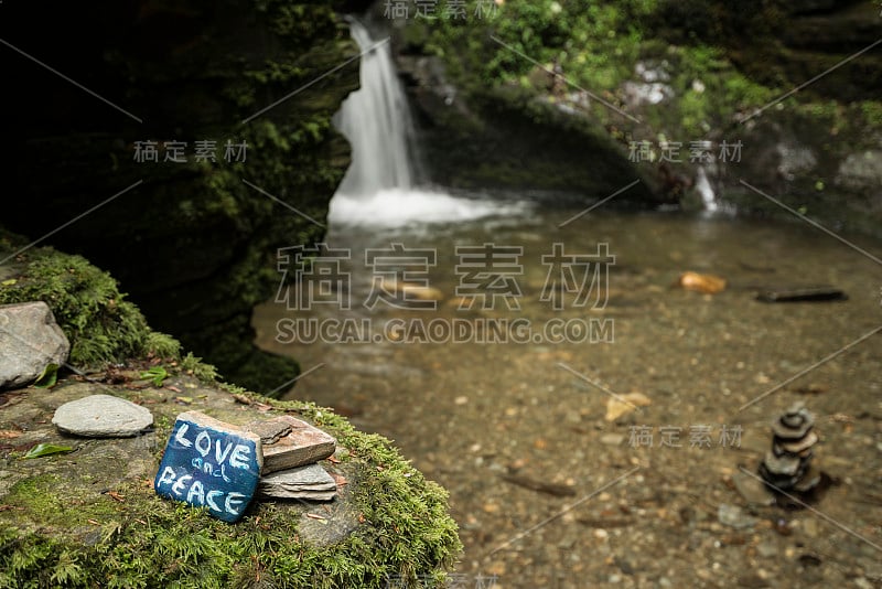 美丽的流动瀑布与魔幻童话的感觉，在郁郁葱葱的绿色森林位置