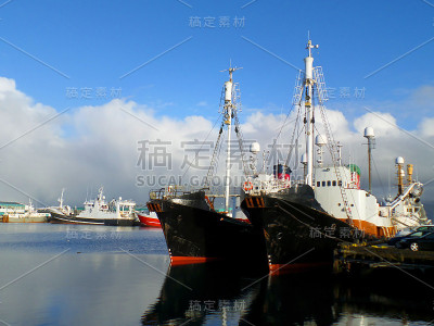 在冰岛雷克雅未克老港，一对令人惊叹的船和另一艘船