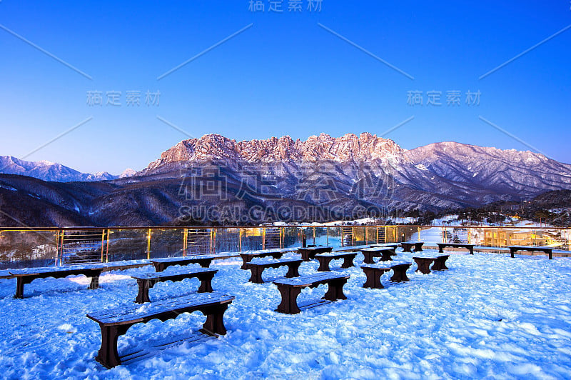 蔚山bawi岩在雪山山区的冬天，韩国。